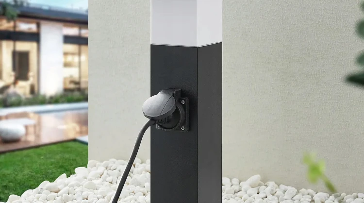 Lampa Ogrodowa słupek 65 cm E27 z gniazdem 230V